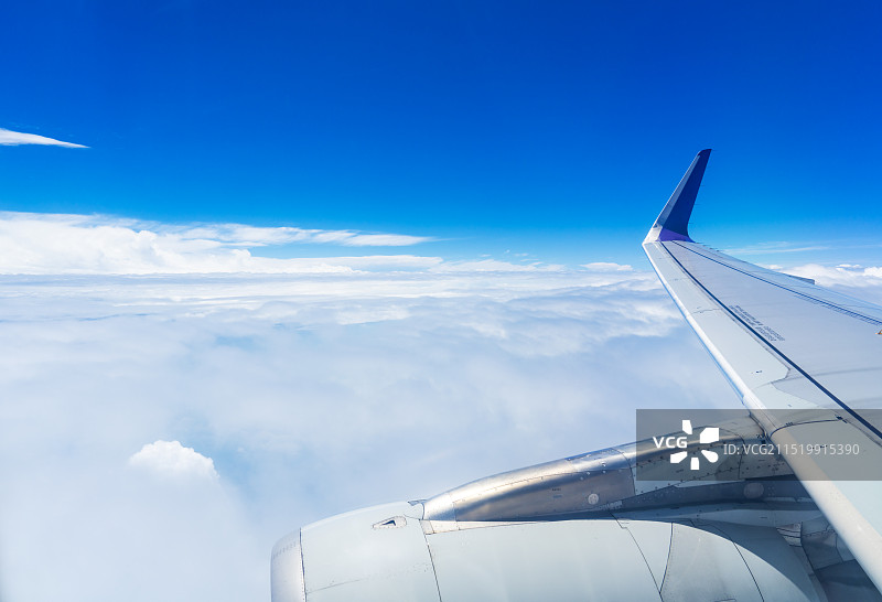 飞机机翼发动机高空飞行图片素材