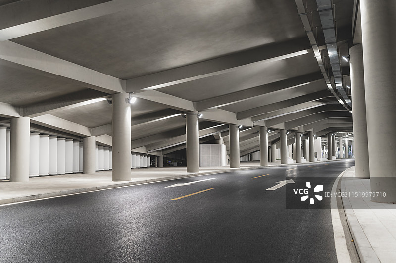 以建筑线条和阴影为特征的现代城市停车结构图片素材