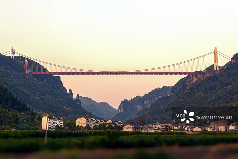 夕阳下的矮寨社区与大桥图片素材