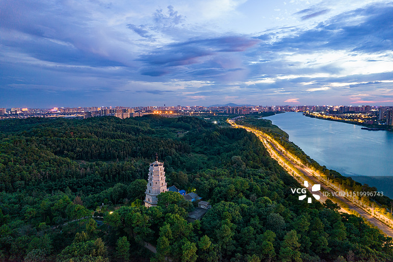 中国湖南省衡阳市珠晖区湘江东路夜景航拍图片素材