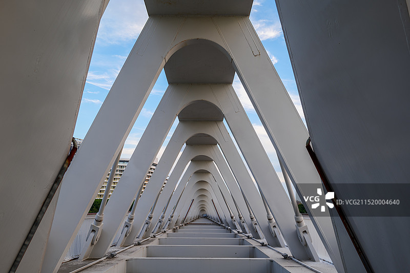 上海前滩行人桥的桥洞结构图片素材