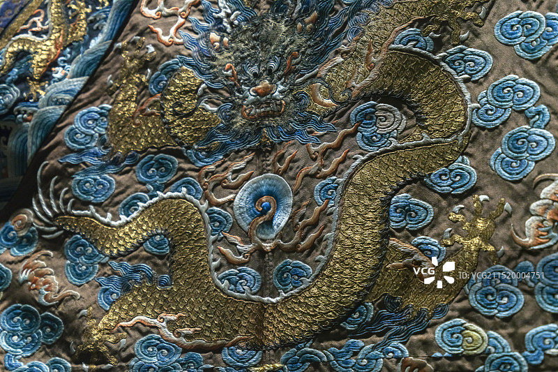 绛色实地纱彩绣蟒袍 清 南京博物院历史馆藏图片素材