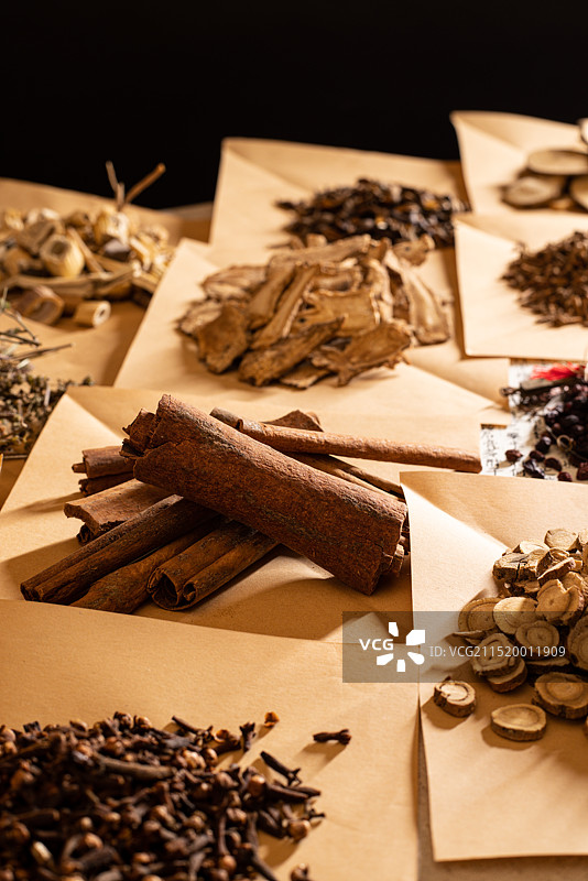 中药房桌面上摆满了各种各样的中药材图片素材