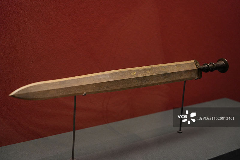 越王州勾剑，战国，荆州江陵出土，凤凰故国青铜时代曾楚艺术展，国家博物馆图片素材