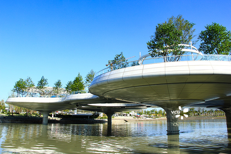 成都交子人行桥莲桥图片素材