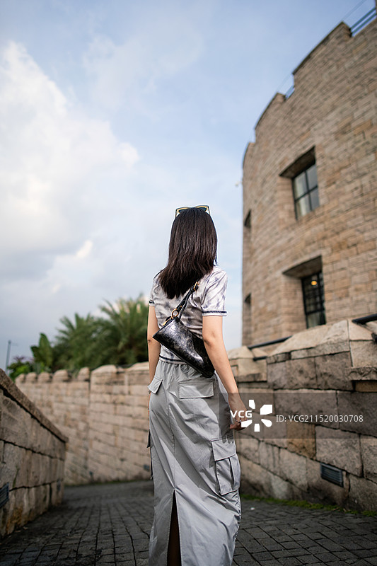 在广州南沙游艇会度假的女性游客图片素材