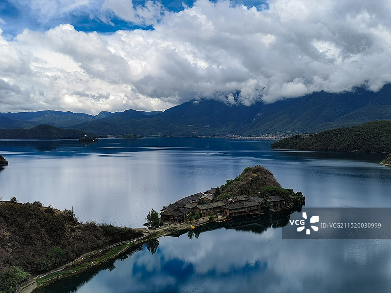 云卷云舒的泸沽湖里格半岛图片素材