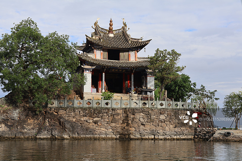 阳光下的大理小普陀图片素材