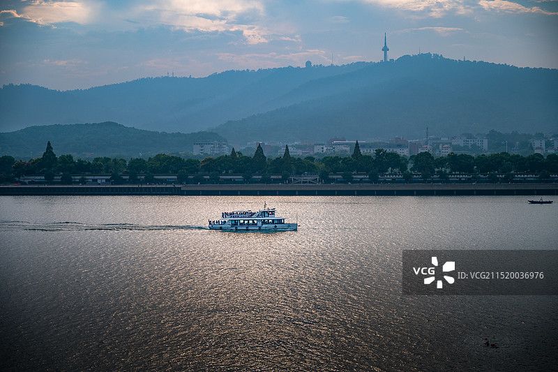 湖南长沙湘江中的游船、岳麓山图片素材