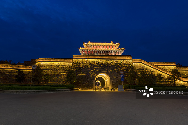 曲阜明故城北门城楼夜景图片素材