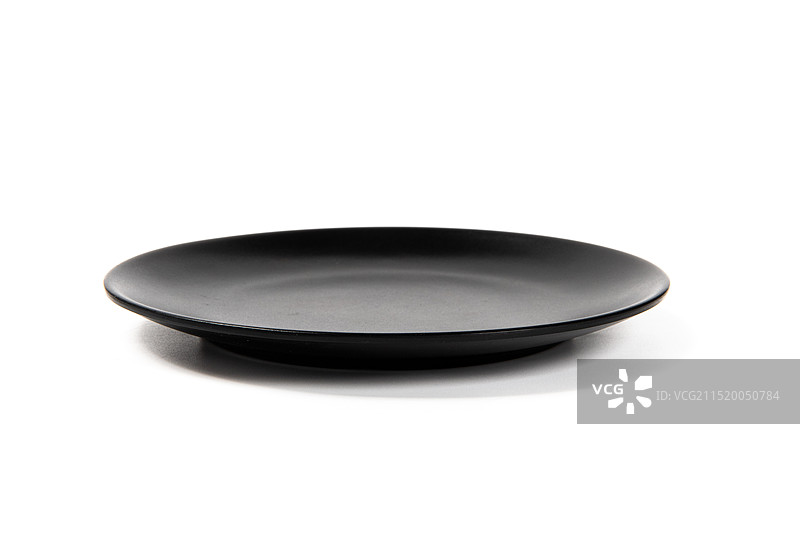 白色背景上的一个黑色空盘子图片素材