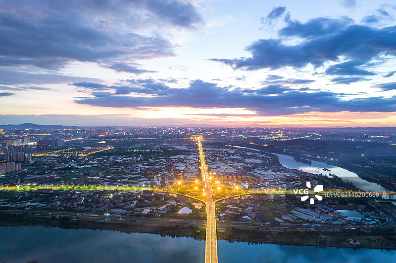 中国湖南省衡阳市珠晖区船山东路与东三环立交桥夜景航拍全景图图片素材