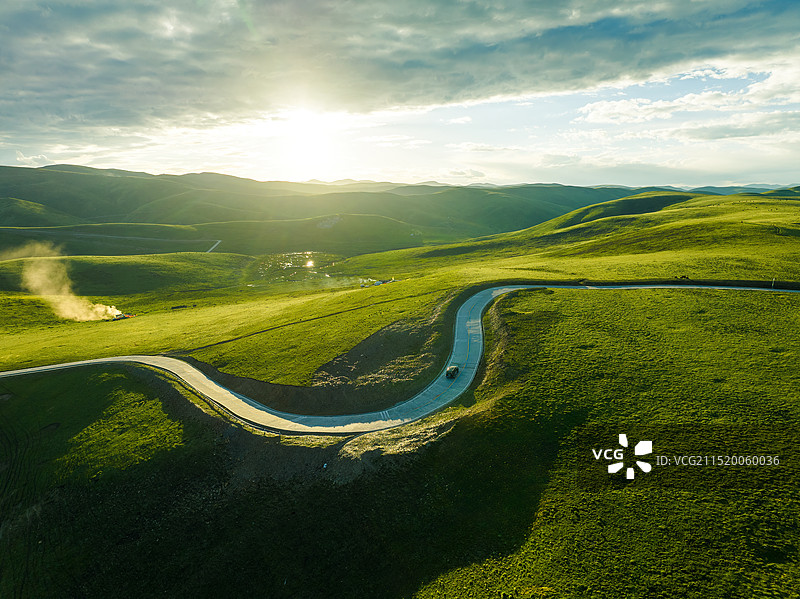 天路--四川阿坝壤塘上南天路高海拔草场航拍景观图片素材