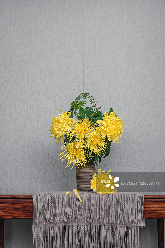 桌上花瓶里的黄色菊花特写图片素材