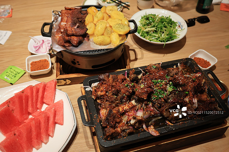 西藏美食烤羊排藏香猪图片素材