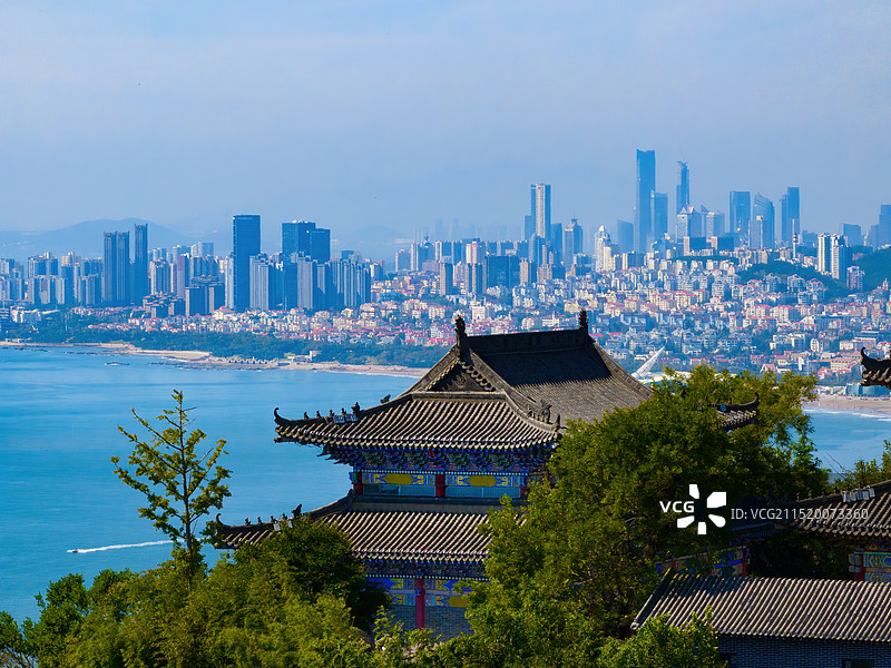 仿古建筑与城市天际线，海景图片素材