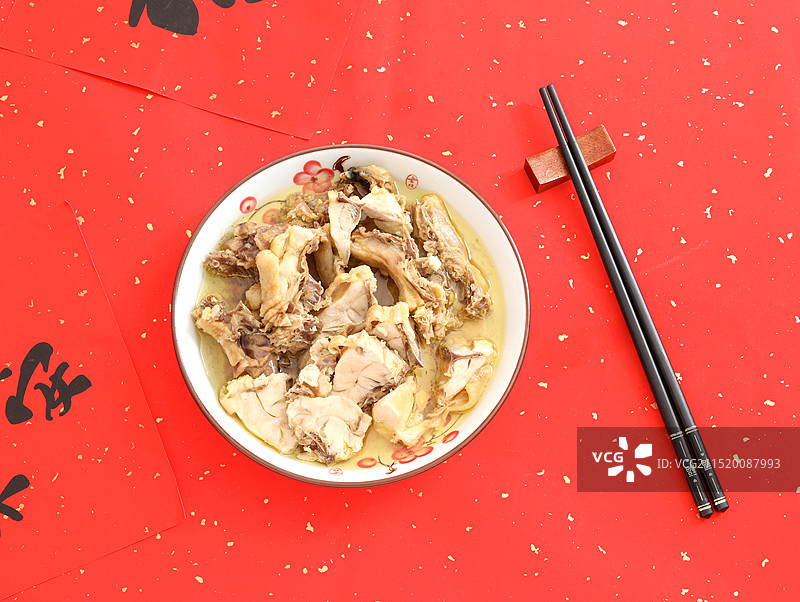 红色背景上的一碟子中餐美食鸡肉图片素材