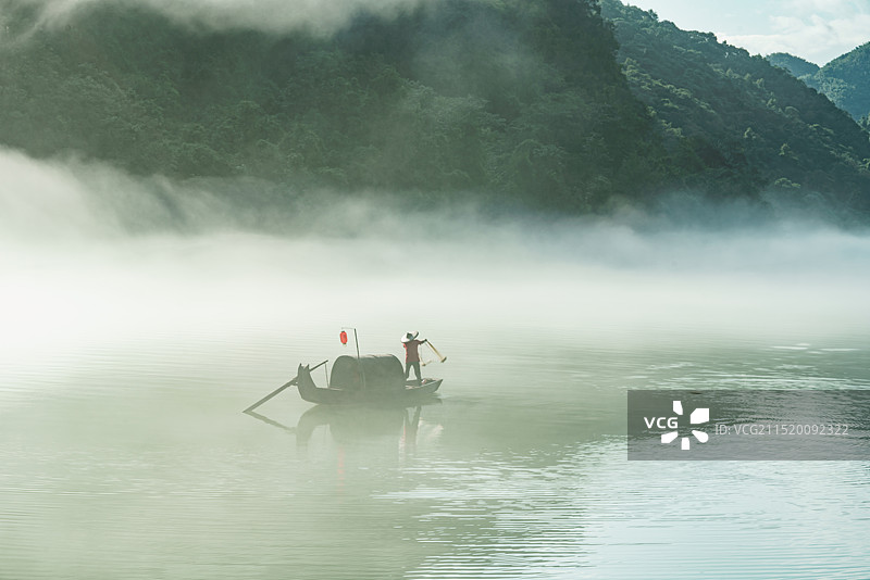 湖南郴州东江湖渔船捕鱼撒网图片素材