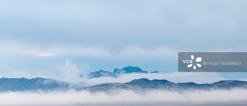 春天群山起伏山脉森林早晨平流雾云海图片素材