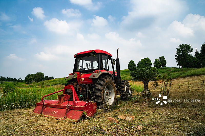 农场里的拖拉机图片素材