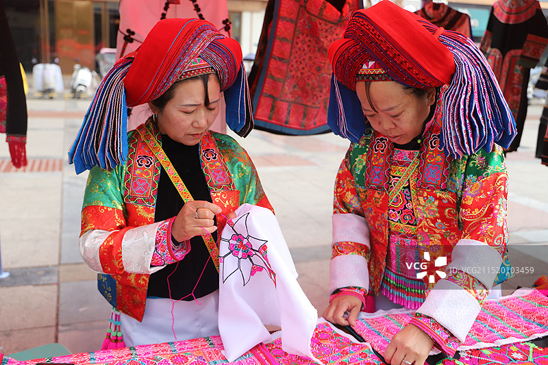 威宁非遗乌撒烤茶、油香、彝族回族苗族布依族刺绣、荞酥、砂陶图片素材