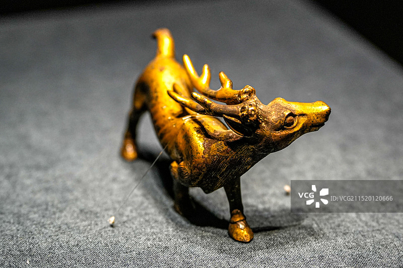 汉代鎏金鹿形铜饰河北博物院图片素材