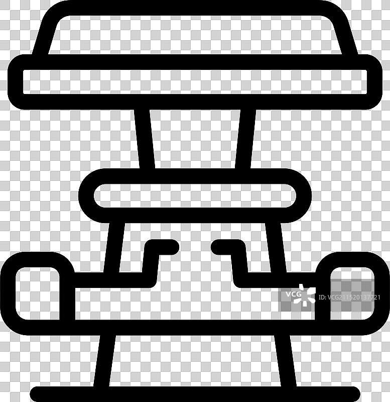 带遮阳伞的户外木制野餐桌图片素材