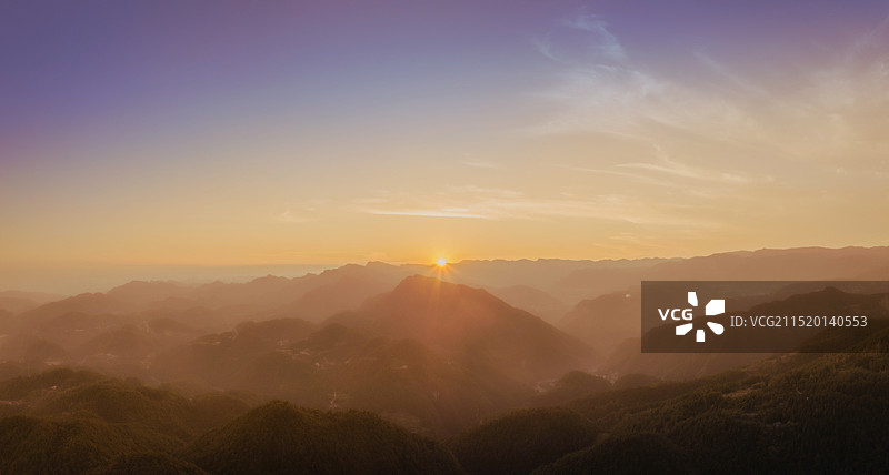 夕阳时分，日落，戏剧性天空图片素材