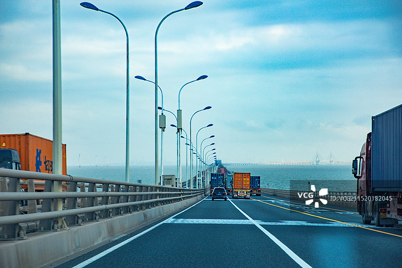上海市东海大桥-高速公路与汽车广告背景图图片素材
