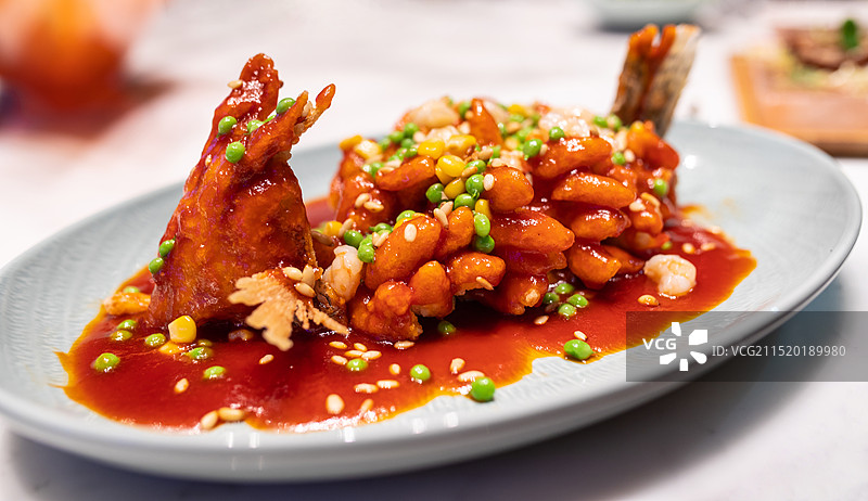 餐厅桌上的松鼠桂鱼图片素材