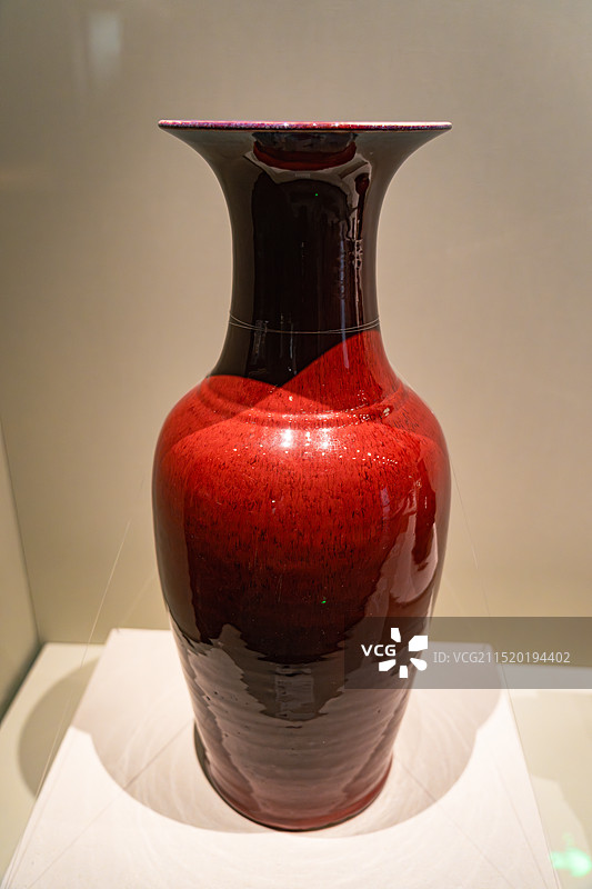 红釉瓷瓶图片素材