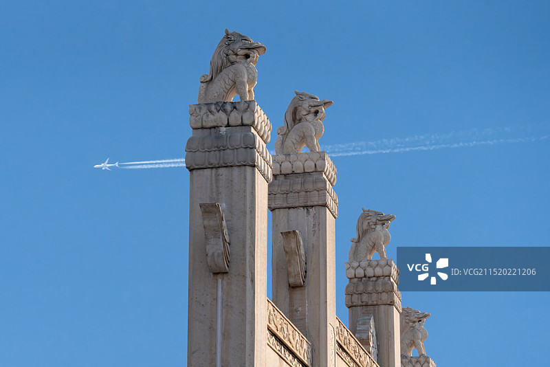 古代建筑，牌坊，郑州文庙灵星门，古老与现代图片素材