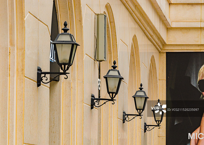 欧式建筑外墙面上的一排仿古壁灯图片素材
