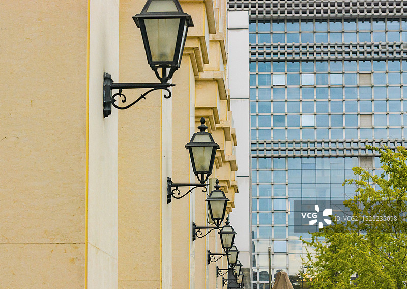 欧式建筑外墙面上的一排仿古壁灯图片素材