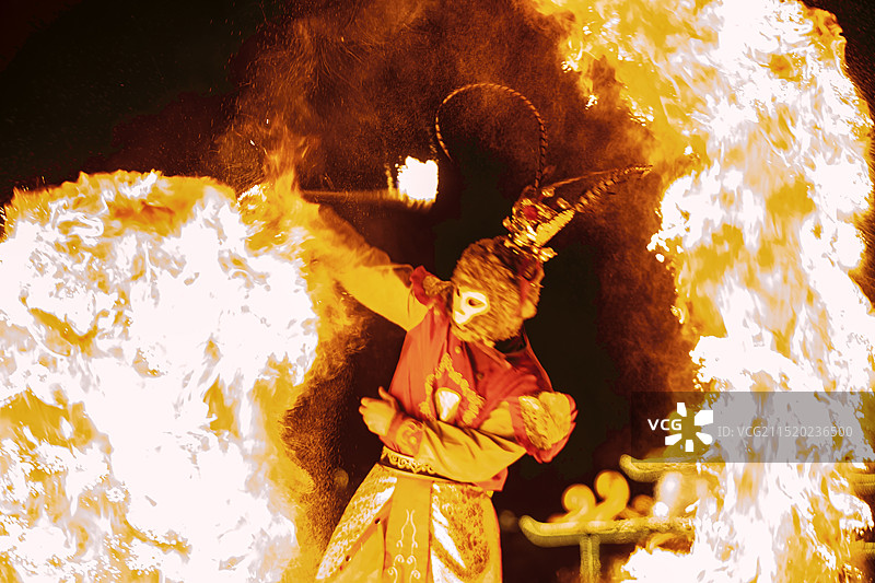 火中行者——无锡梅园打铁花、火棍、火壶表演图片素材