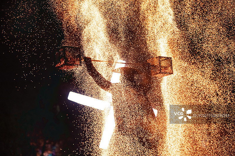 火中行者——无锡梅园打铁花、火棍、火壶表演图片素材