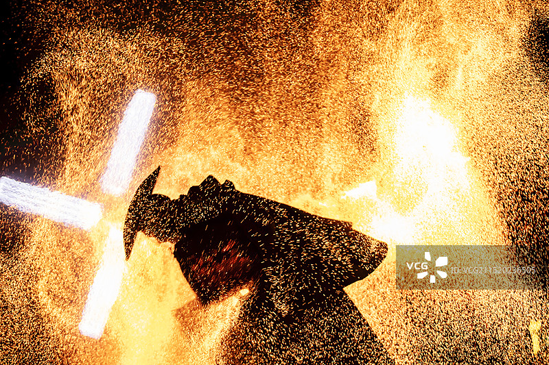 火中行者——无锡梅园打铁花、火棍、火壶表演图片素材