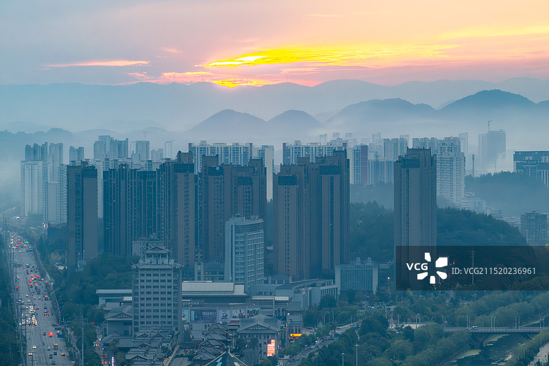 湖北利川暮色里的城市风光图片素材