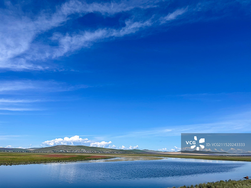 蓝天白云下的草原图片素材