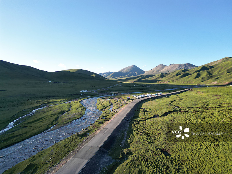 青海省海北藏族自治州，通往祁连山的茶默公路图片素材