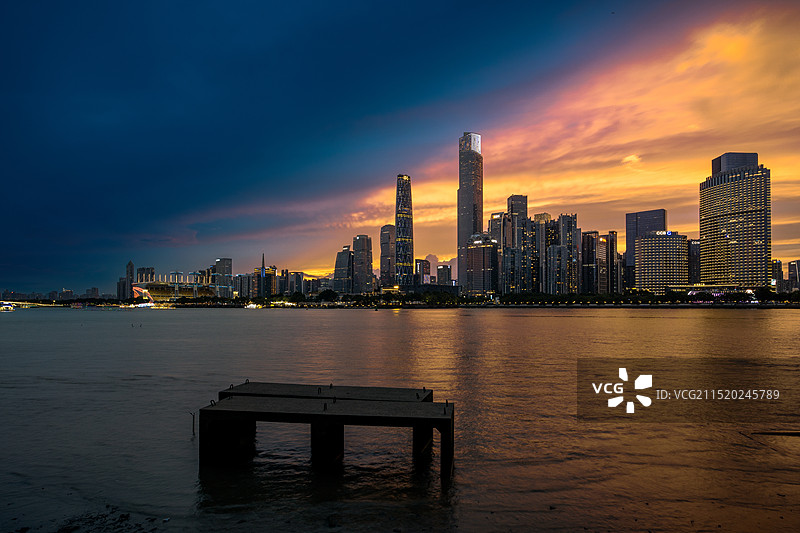 广州珠江新城CBD天际线晚霞日转夜商务汽车广告图片素材