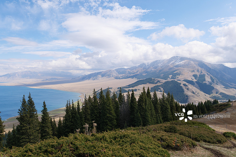 新疆赛里木湖的自然风光图片素材