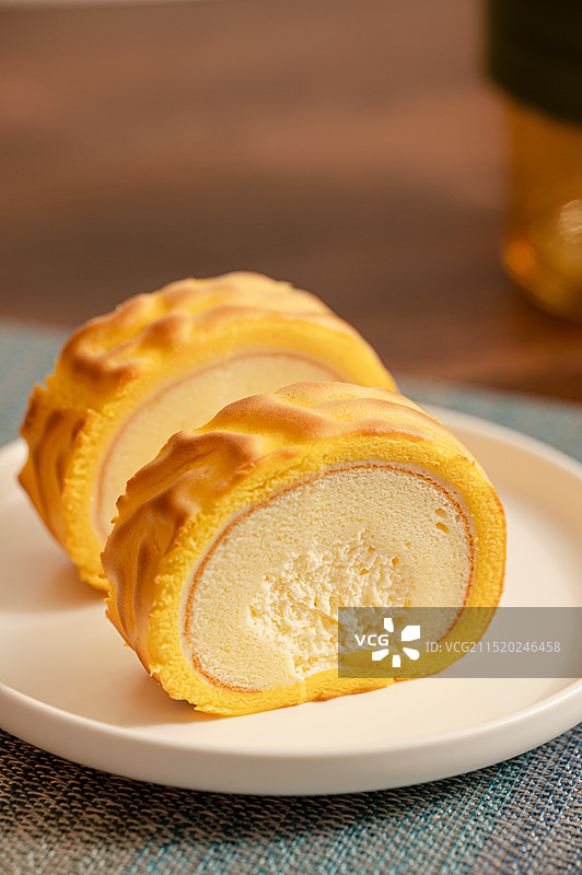 桌上盘子里甜点-虎皮蛋糕卷的特写镜头图片素材