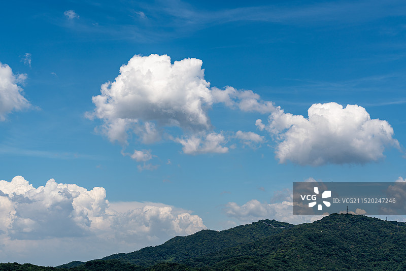 远眺广州白云山摩星岭和观光电梯图片素材