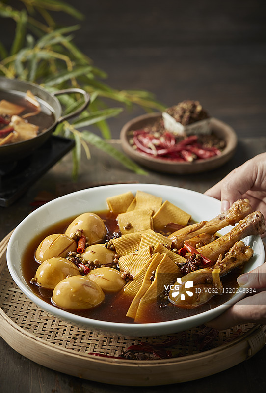 桌子上有中餐美食 卤鸡腿卤鸡蛋和卤豆皮图片素材