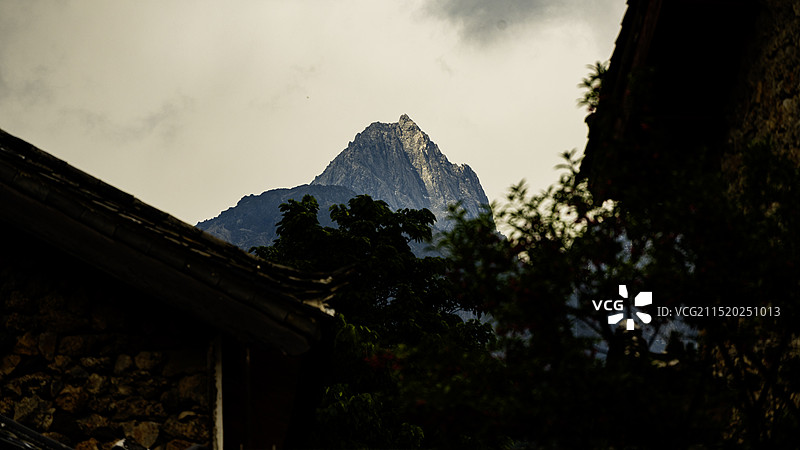 云雾中的玉龙雪山-云南丽江玉湖村图片素材