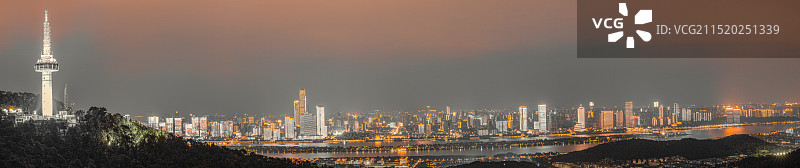 长沙岳麓山上拍河东城市天际线夜景图片素材