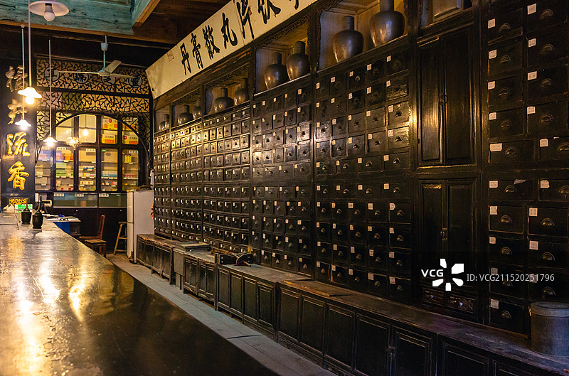 年代久远的中医药铺里陈列着一排药柜图片素材