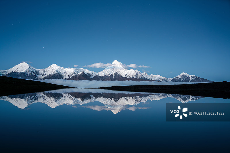 蓝调冷嘎措图片素材