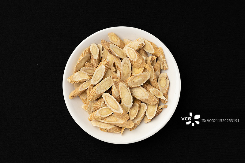 甘肃黄芪片中药材，北芪片中草药，煲汤煮水泡茶滋补品中药静物特写图片素材